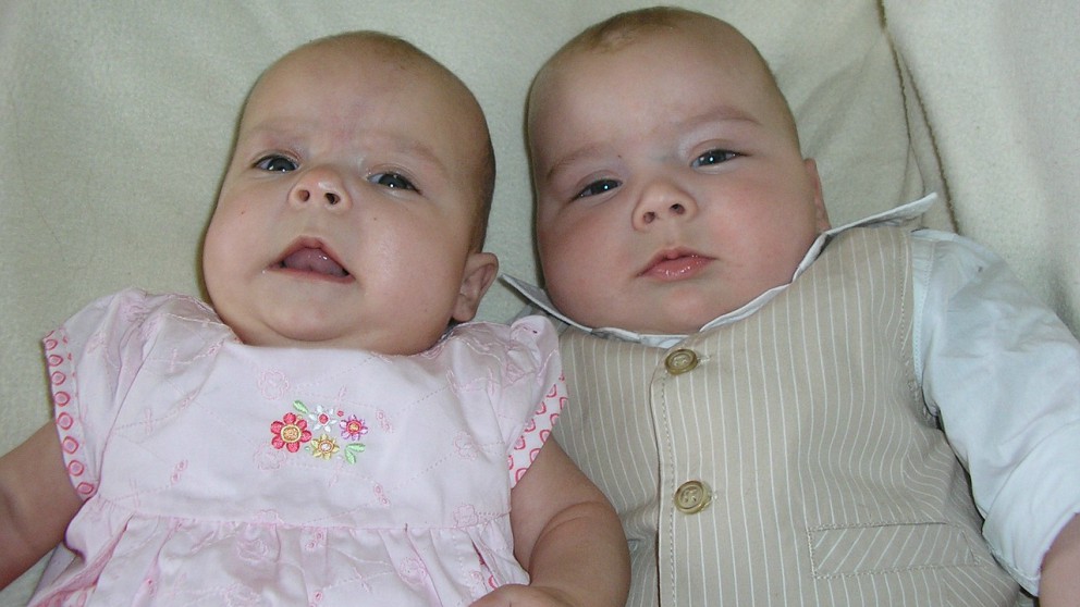 Un amor entre hermanos inunda la red social de emociones