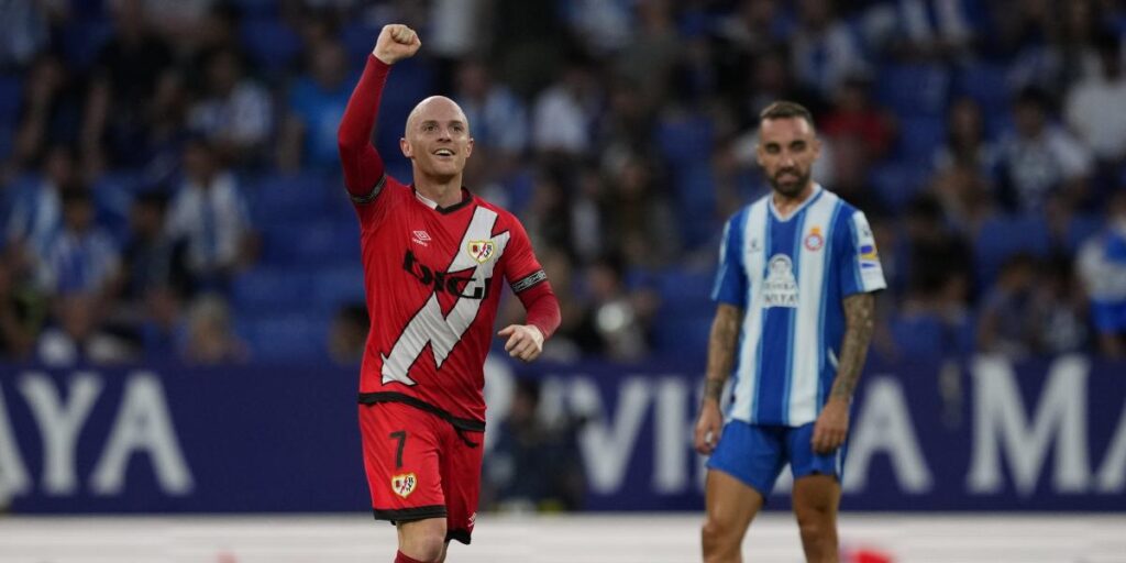 Un golazo de Isi avanza al Rayo ante el Espanyol