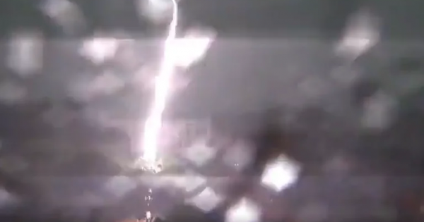 Un rayo cayó cerca de la Casa Blanca y causó dos muertes: el video del impacto