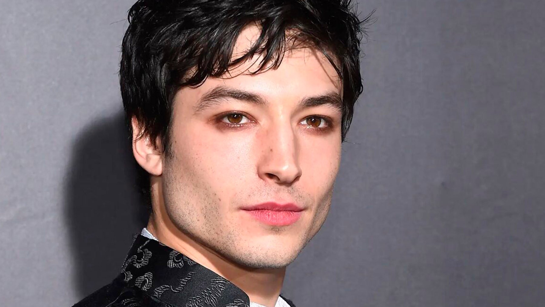 Una acusación más para Ezra Miller: Según la policía de Vermont, robó varias botellas de alcohol de una casa