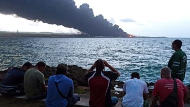 Una serie de explosiones complica la extinción del incendio en los tanques de combustible en Cuba