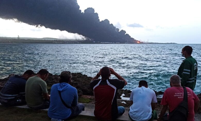 Una serie de explosiones complica la extinción del incendio en los tanques de combustible en Cuba