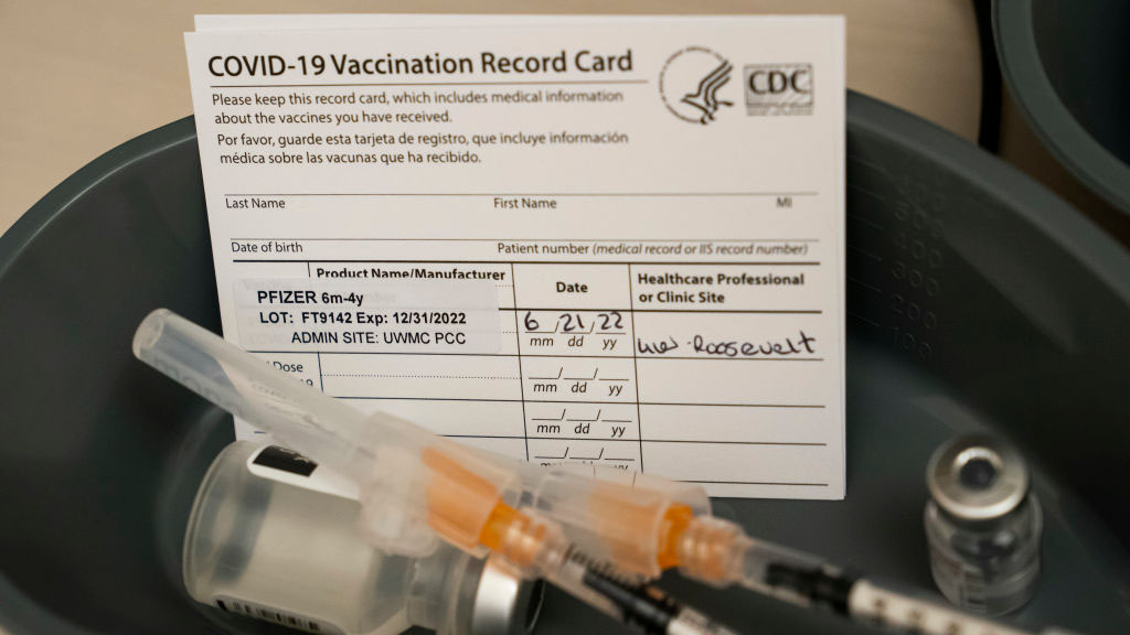 Vacunas contra variantes de Ómicron están casi listas: todo lo que debes saber