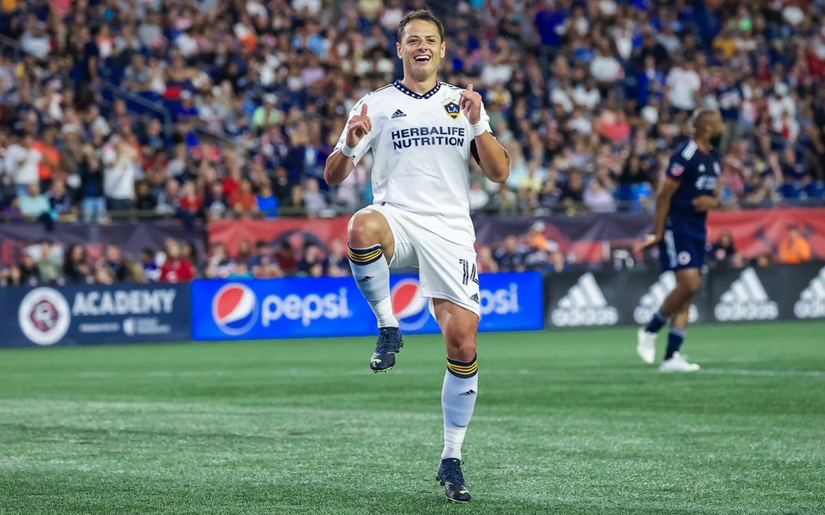 Y mientras el Tricolor no tiene gol, Chicharito... | Video