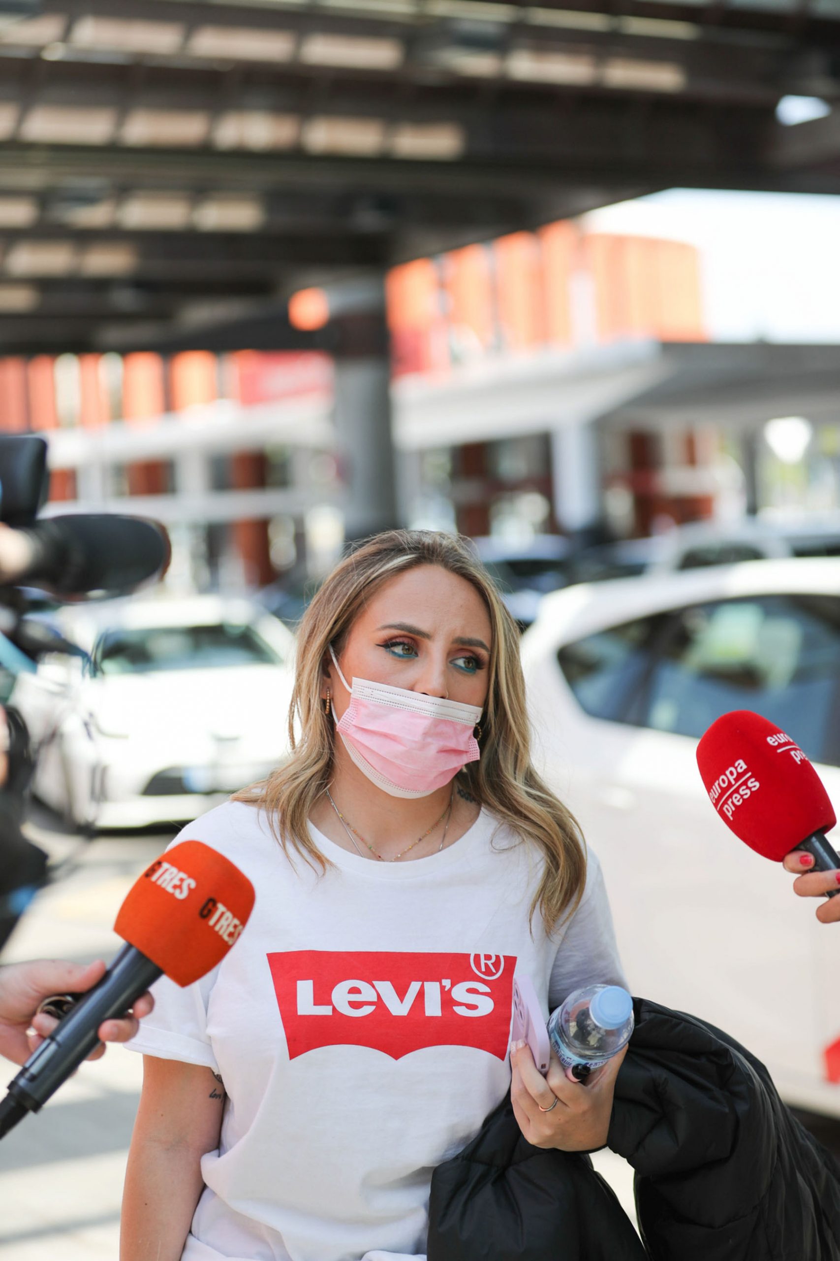 Rocío Flores, atendiendo a la prensa / Gtres