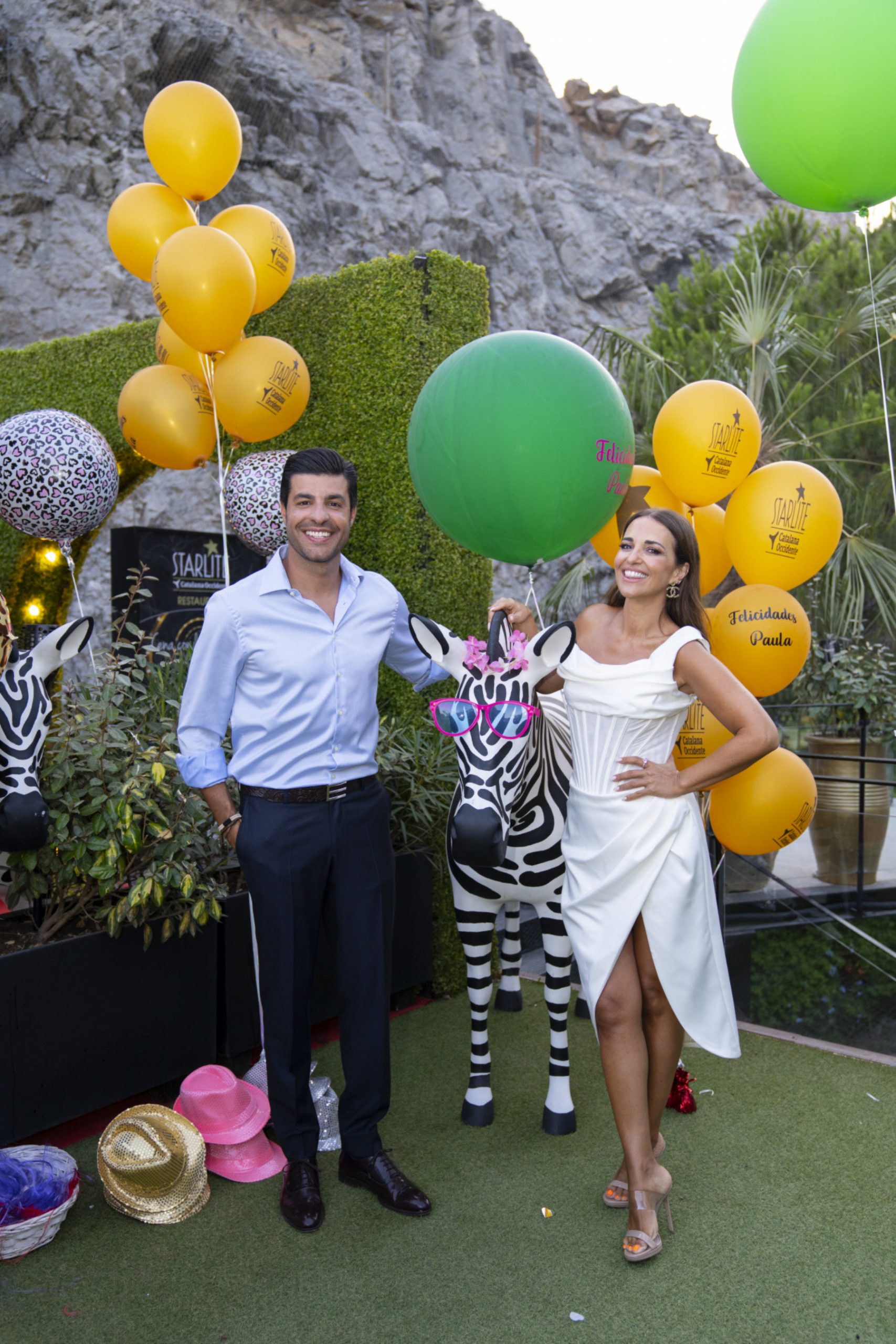 Miguel Torres y Paula Echevarría, posando durante el cumpleaños / Gtres