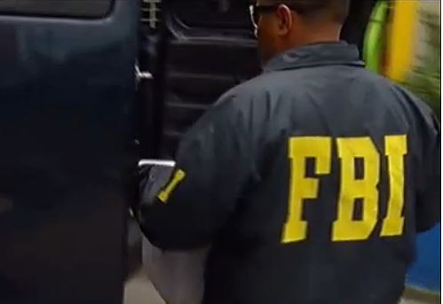 hombre armado intercambia disparos