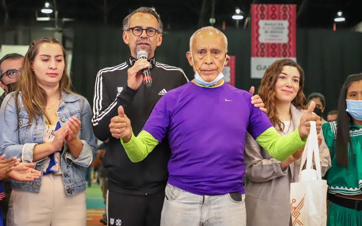 ¡Adiós a una leyenda! ‘Hombre Maratón’ se retira tras 38 años consecutivos corriendo | Video