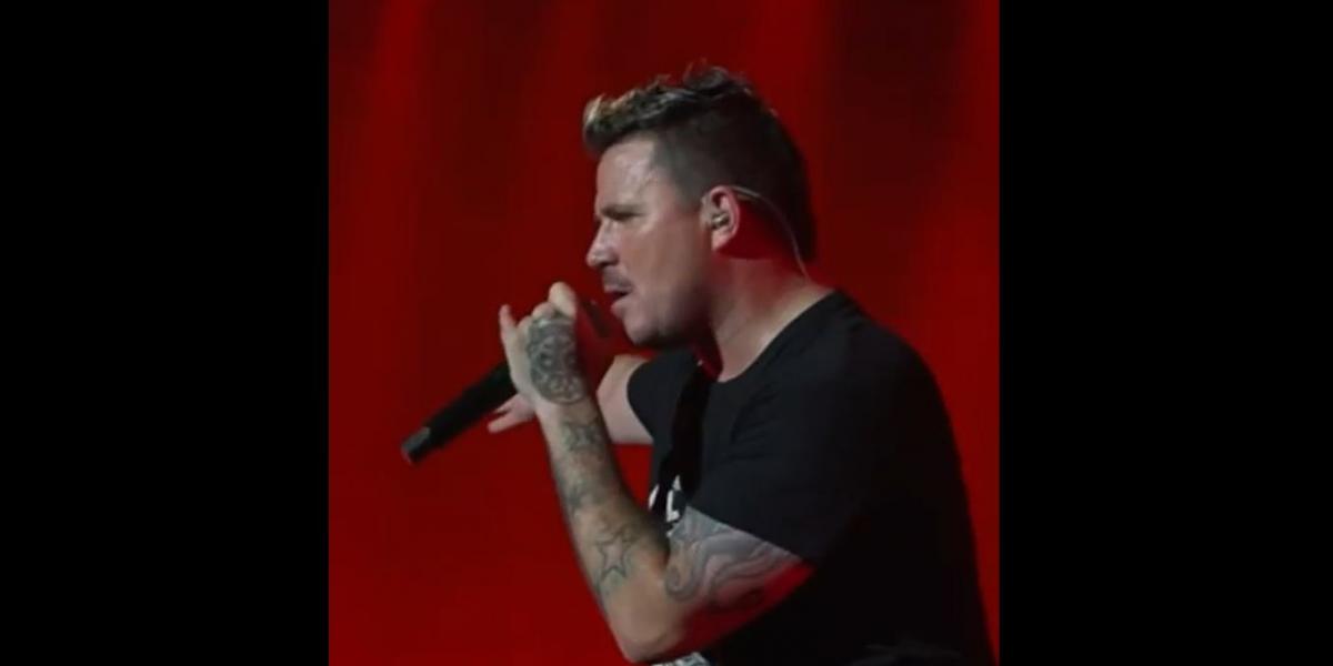 ¡Épico! Dani Martín se cae en mitad del escenario en pleno concierto y reacciona así