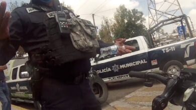 "¡Me están ahorcando!"; Ciclista denuncia agresión y detención en Tlalnepantla tras pedir ayuda a policías | Video