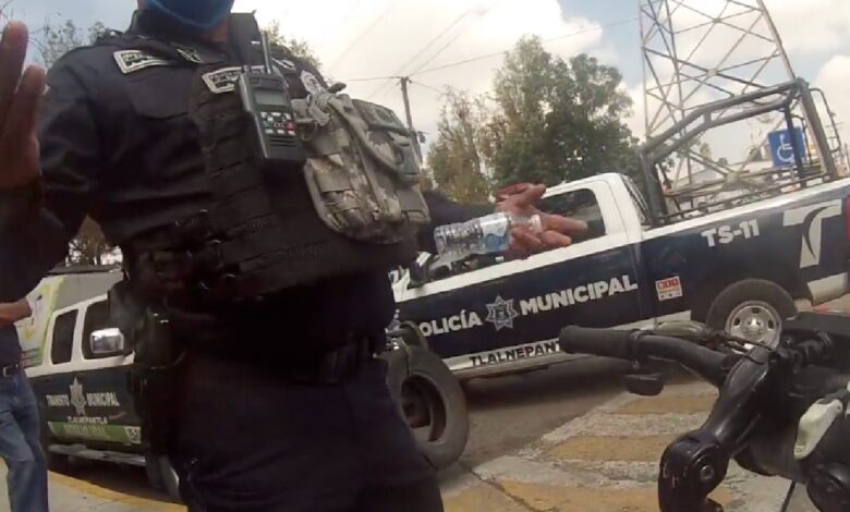 "¡Me están ahorcando!"; Ciclista denuncia agresión y detención en Tlalnepantla tras pedir ayuda a policías | Video