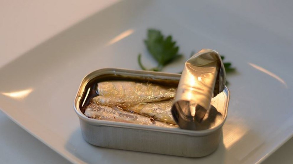 ¡No lo vuelvas a hacer! El error que cometes con las latas de conserva en tu nevera