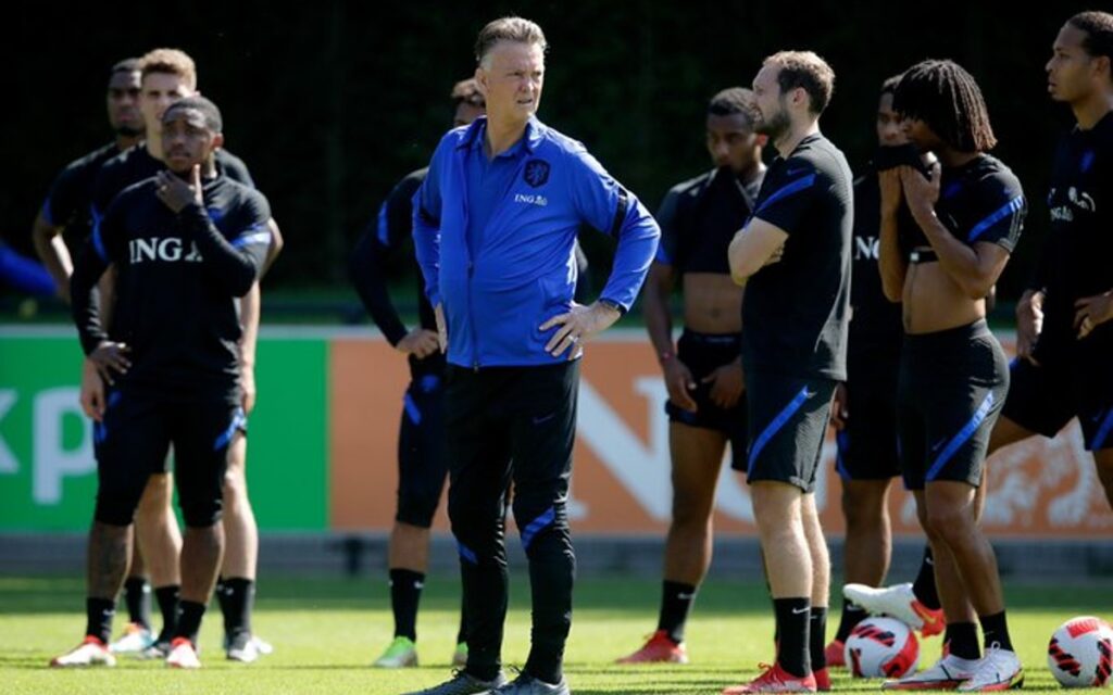 ¿Holandés y bueno para atajar penales? ¡Louis van Gaal te busca! | Video