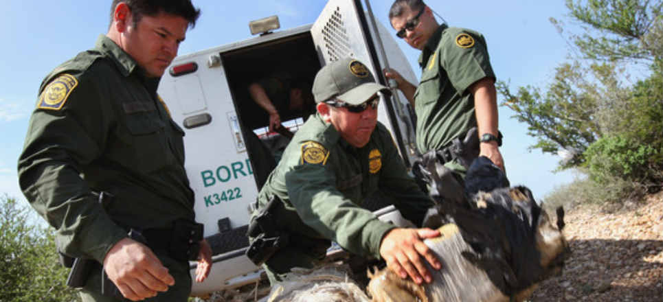 ¿Por qué Texas, Florida y Arizona están enviando migrantes a NY y Washington?