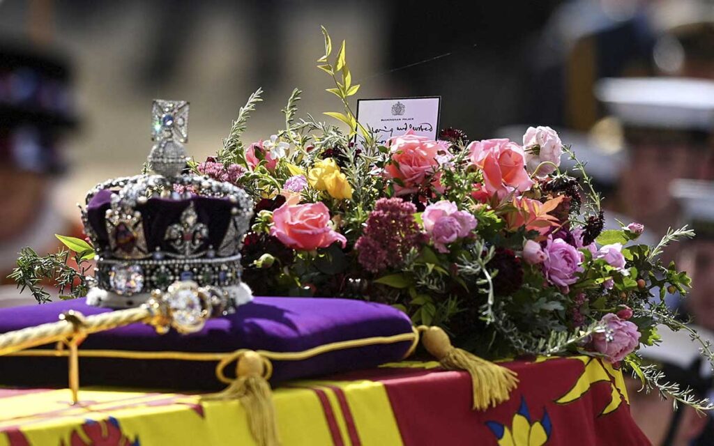 ¿Qué escribió el rey Carlos III en la nota que dejó sobre el féretro de Isabel II?