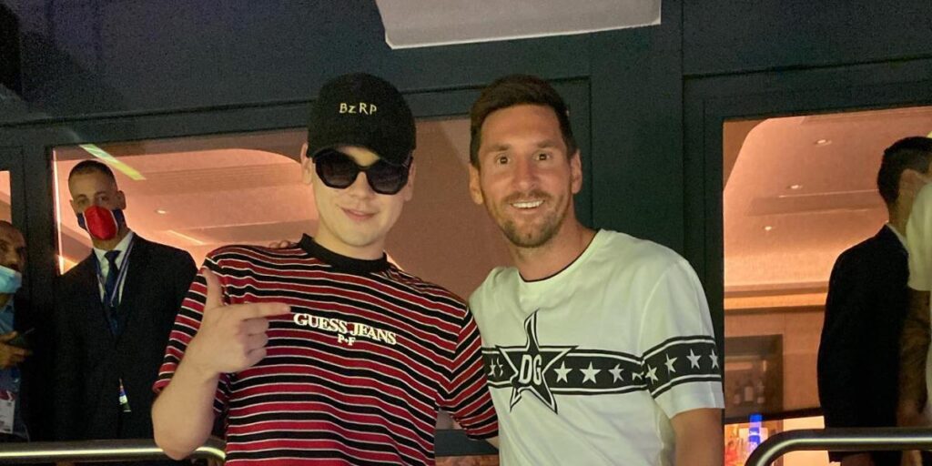 10 imágenes que demuestran que Bizarrap es un 'loco' del fútbol