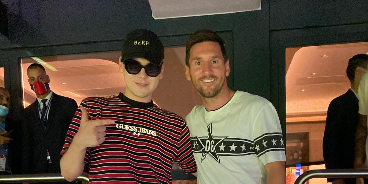 10 imágenes que demuestran que Bizarrap es un 'loco' del fútbol