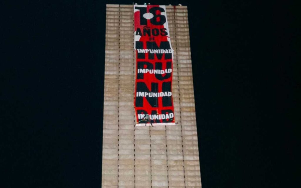 '16 años de Impunidad' | Despliegan manta en la Estela de Luz durante el grito de AMLO