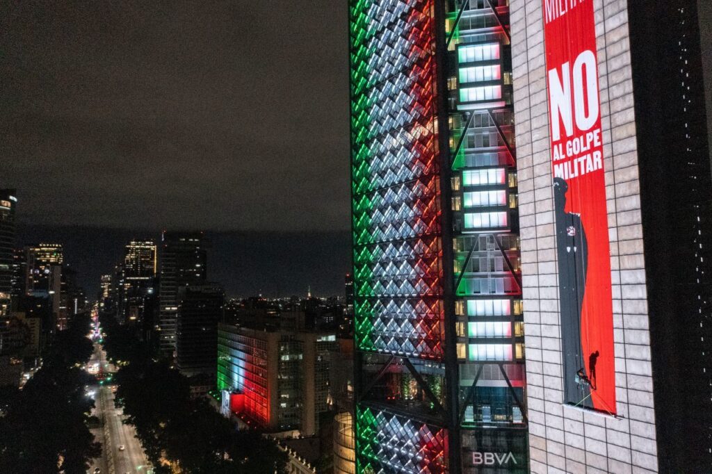 '16 años de impunidad': tras 15 horas en las alturas, despliegan manta gigante en la Estela de Luz | Entérate