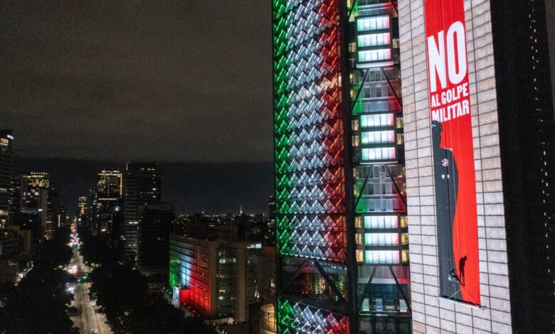 '16 años de impunidad': tras 15 horas en las alturas, despliegan manta gigante en la Estela de Luz | Entérate