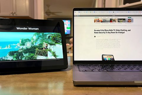 mujer maravilla en amazon echo show junto a una laptop