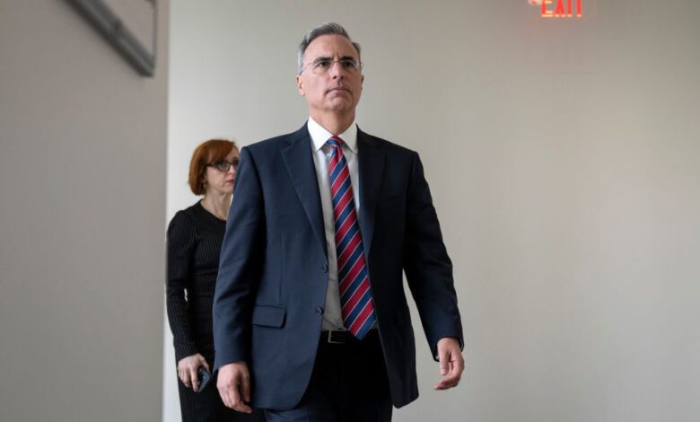 Pat Cipollone, exabogado de la Casa Blanca, testifica ante jurado federal