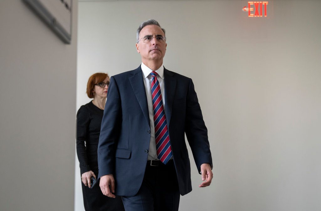 Pat Cipollone, exabogado de la Casa Blanca, testifica ante jurado federal