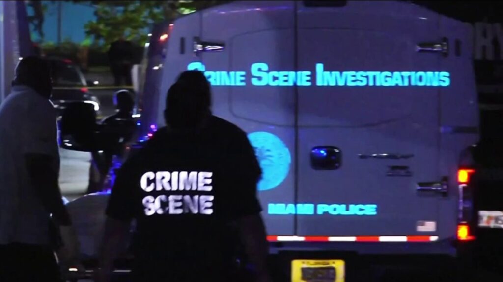 hallan a hombre y mujer muertos en acera de Brickell