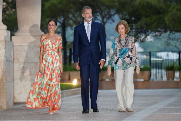 Letizia, Felipe y doña Sofía caminando / Gtres