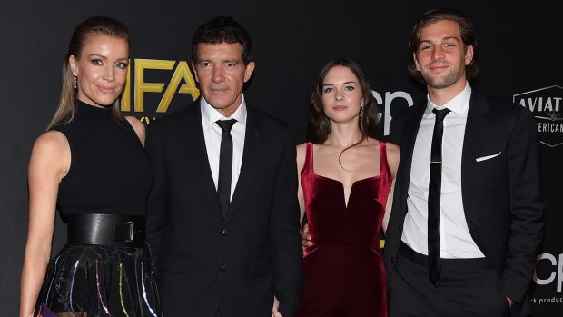 Nicole Kimpel, Antonio Banderas, Stella Banderas y Eli Meyer posando en un photocall / Gtres