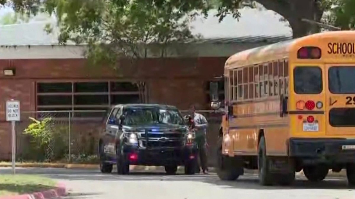 Comienzan las clases en Uvalde tras la masacre en la Escuela Primaria Robb