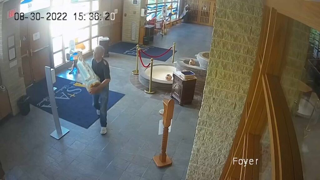 ladrón hurta estatua de la Virgen María de iglesia en NJ