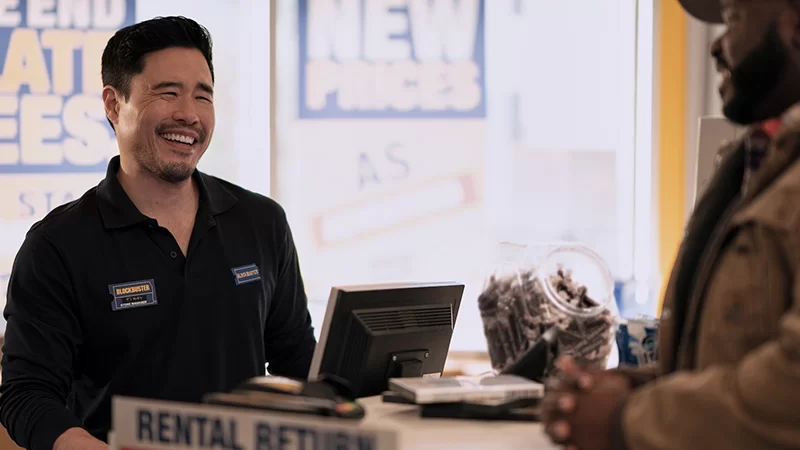 Randall Park en la serie Blockbuster de Netflix
