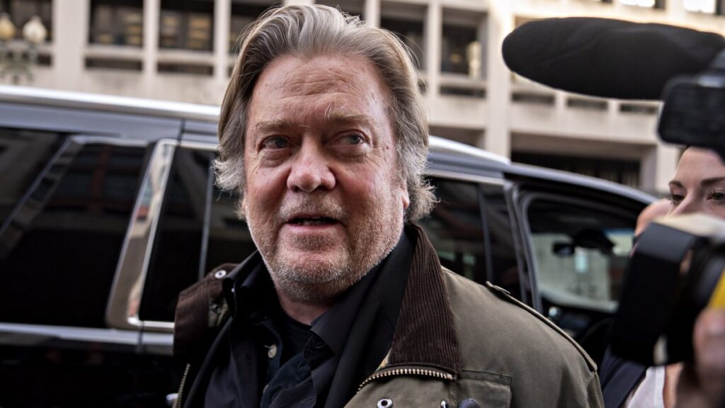Bannon se entrega en NY por presunto engaño sobre muro de Trump