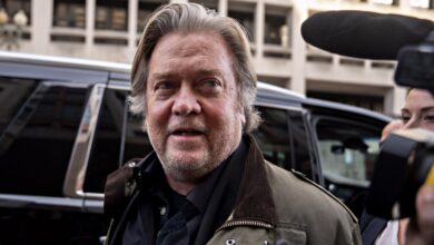 Bannon se entrega en NY por presunto engaño sobre muro de Trump