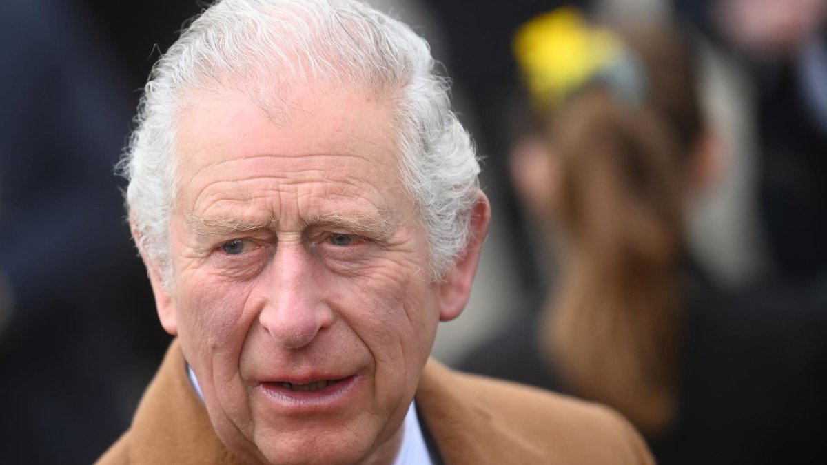 Charles se convierte en rey tras el fallecimiento de su madre, la reina Isabel II