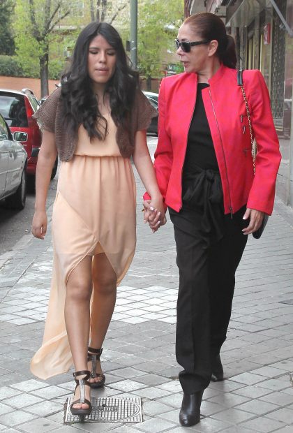 Isabel Pantoja y su hija paseando / Gtres