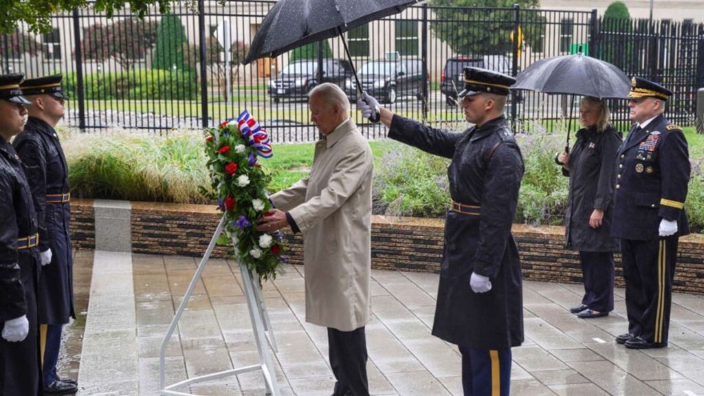 Biden rinde homenaje a las víctimas e insiste en acabar con el terrorismo