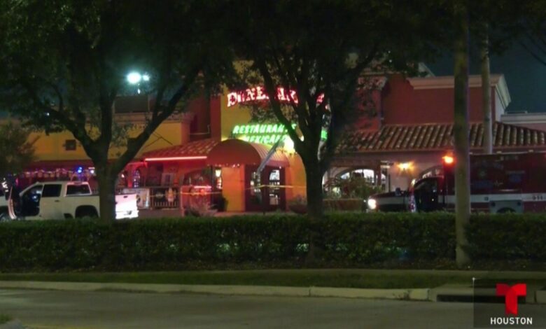 Oficial balea a cliente de restaurante Doneraki en Houston