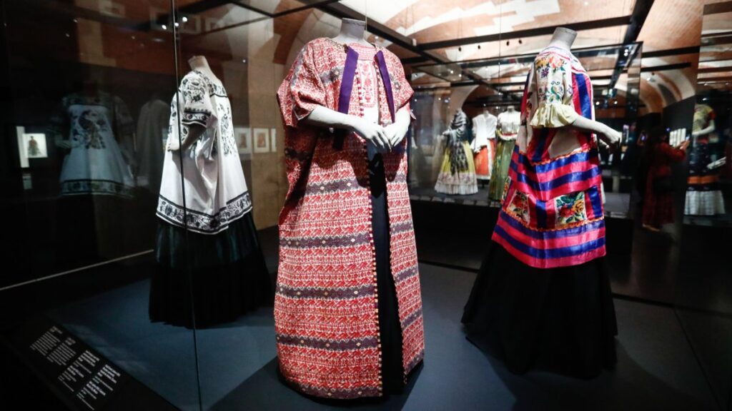 Exposición en París explora la moda de Frida Kahlo como método de expresión