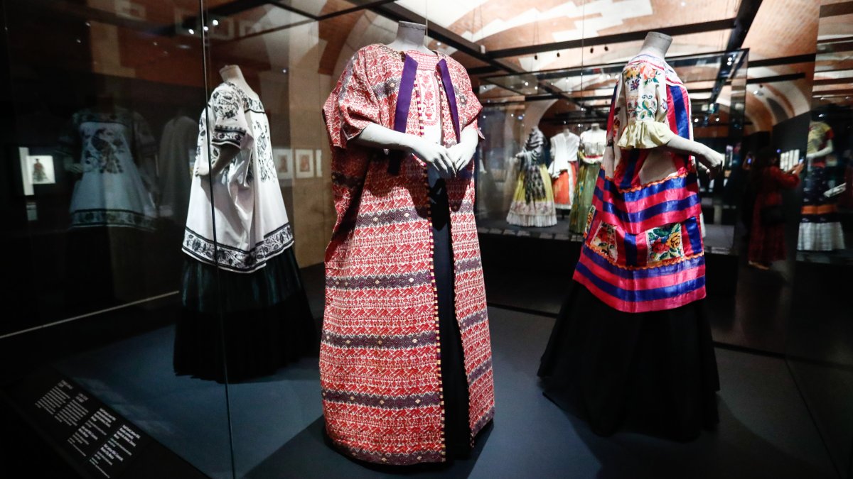 Exposición en París explora la moda de Frida Kahlo como método de expresión