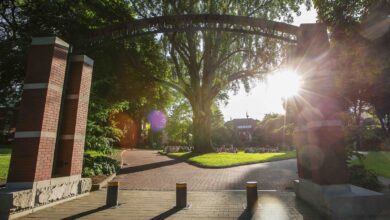 Profesores y estudiantes demandan a una universidad cristiana por una prohibición de contratación a personas LGBTQ