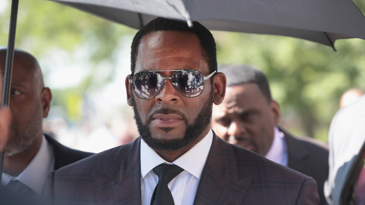 Jurado halla a R. Kelly culpable de seis cargos en juicio federal en Chicago por pornografía infantil