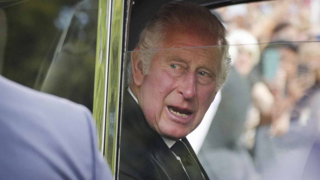 “Por Dios, odio esta pluma”: los enfados de Charles III, el primer problema para el rey