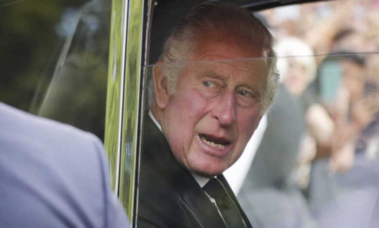 “Por Dios, odio esta pluma”: los enfados de Charles III, el primer problema para el rey