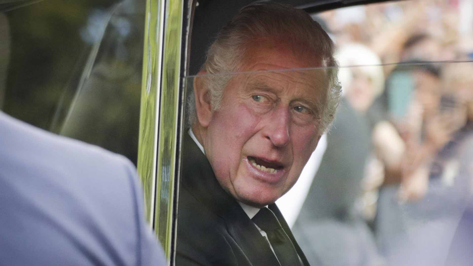“Por Dios, odio esta pluma”: los enfados de Charles III, el primer problema para el rey