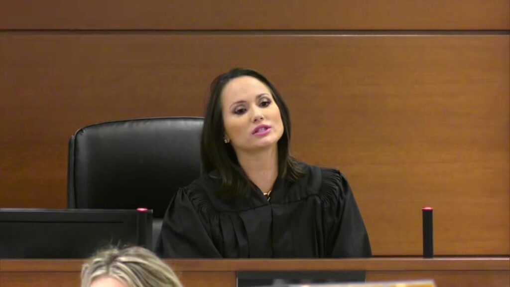 Jueza enfurece en juicio contra autor masacre de Parkland