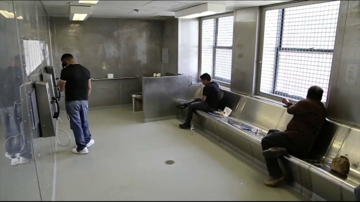 “Cucarachas en la comida”: exigen se investiguen centros de detención de inmigración