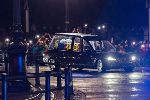 londres, reino unido 13 de septiembre ataúd de la reina isabel ii viajando en un coche fúnebre estatal llega al palacio de buckingham antes de mañana yaciendo en procesión estatal en londres, reino unido el 13 de septiembre de 2022 foto de la agencia wiktor szymanowiczanadolu a través de getty images