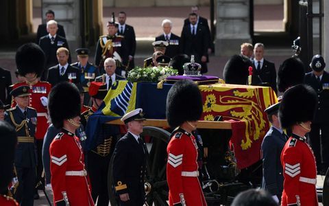 el ataúd de la reina isabel ii, adornado con un estandarte real y la corona del estado imperial, es tirado por un carro de armas de la artillería real a caballo de la tropa del rey, durante una procesión desde el palacio de buckingham hasta el palacio de westminster, en londres el 14 de septiembre de 2022 la reina isabel ii descansará en el hall de westminster dentro del palacio de westminster, desde el miércoles hasta unas horas antes de su funeral el lunes, y se espera que enormes filas pasen frente a su ataúd para presentar sus respetos foto de daniel leal pool afp foto de daniel lealpoolafp a través de imágenes getty